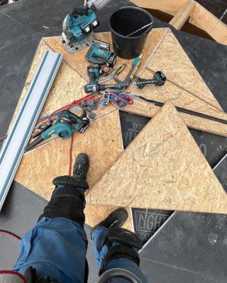 Dokončujem založenie vonkajšieho debnenia, nalepenie EPDM membrány, namontovanie vetracích otvorov, prerobenie kotviacich...