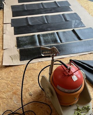 Okrem lepenia EPDM membrány ako strešnej krytiny mi ešte zostáva dotiahnuť jej nalepenie na plastové dosky, ktoré budú...