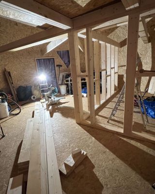 Počasie nám pre dokončenie exteriérových prác nepraje. Scenár je jasný - sneh, sneh, dážď, sneh, dážď, dážď... Využívame...