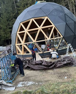 Zakladanie okien deň 2 🌟 Partia onkárov je zohratá, zakladajú bez väčších ťažkostí. Zostalo mi už len olepenie dverí a...