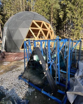 Dnes nastupuje partia, ktorá bude zakladať okná a dvere 👍 Mňa čaká dolepovanie posledných metrov krycích pásov. V kostiach...