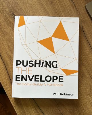 Celý minulý rok pripravoval Paul Robinson túto knihu o kupolách. Keď som sa o nej dozvedel, nechcel som si ju nechať ujsť...